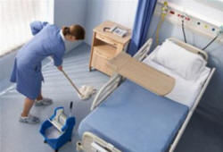 Estudio señala que los desinfectantes no eliminan bacterias en hospitales.