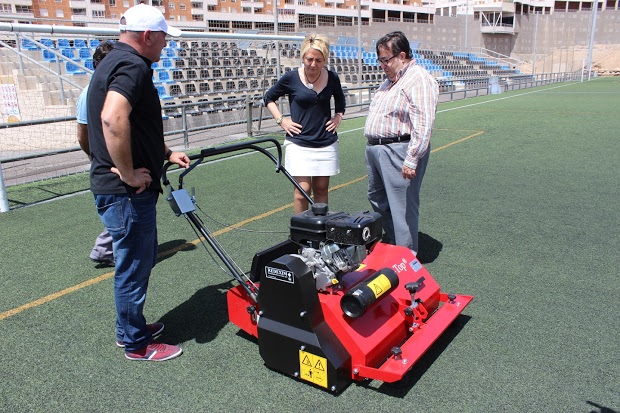 Máquina para la limpieza de césped artificial
