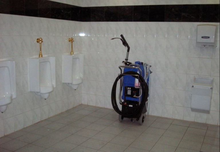Máquina para la limpieza de lavabos y baños