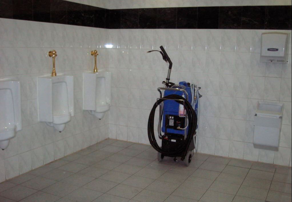 Máquina para la limpieza de lavabos y baños