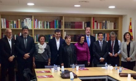 Firma del código de buenas prácticas en la contratación pública local del servicio de limpieza.