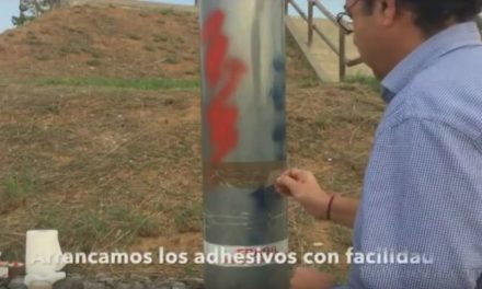Limpieza.com Video de limpieza de grafitti y pegatinas en una farola