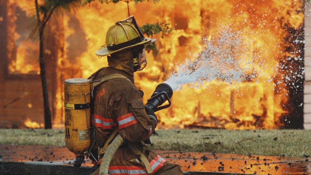 Necen desinfecta trajes de bombero