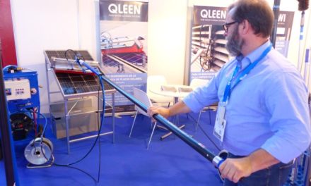 Máquina híbrida para limpieza de paneles solares.