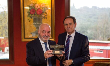AELMA entrega su máximo reconocimiento al presidente de CEIM, Miguel Garrido