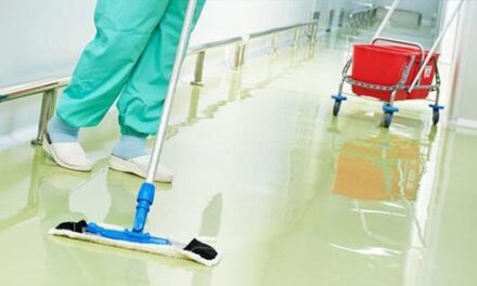 La importancia de la limpieza profesional en los centros de salud.