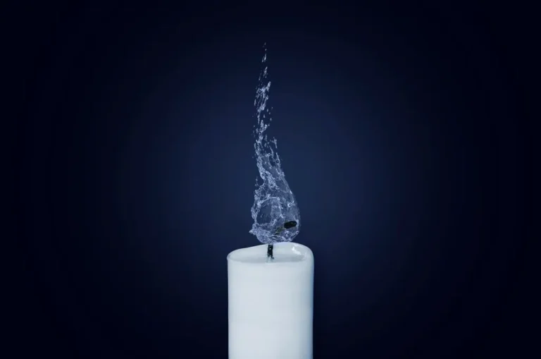 Vela encendida sobre fondo negro