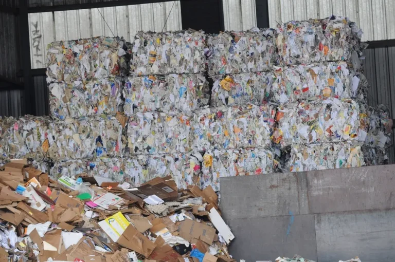 Balas de papel y cartón en una planta de reciclaje