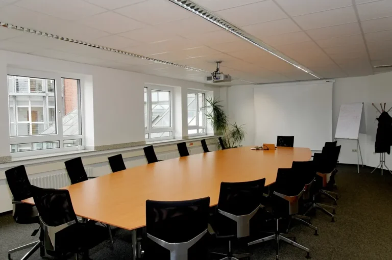 Sala de reuniones con una mesa larga y sillas