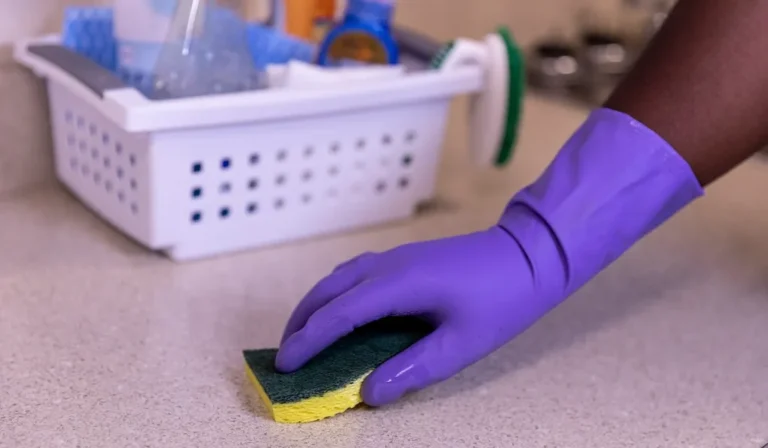 Limpieza de una superficie con guantes y productos de limpieza