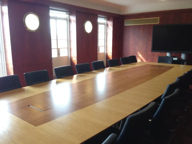 Sala de reuniones con una mesa larga