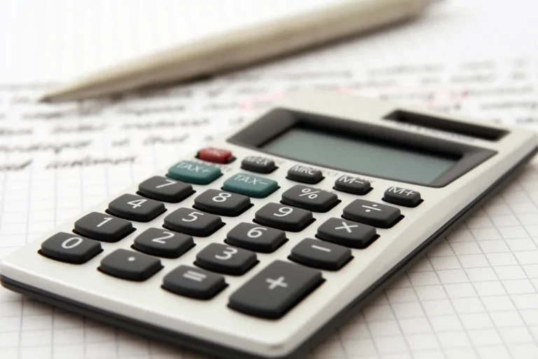 Calculadora y lápiz sobre unos papeles