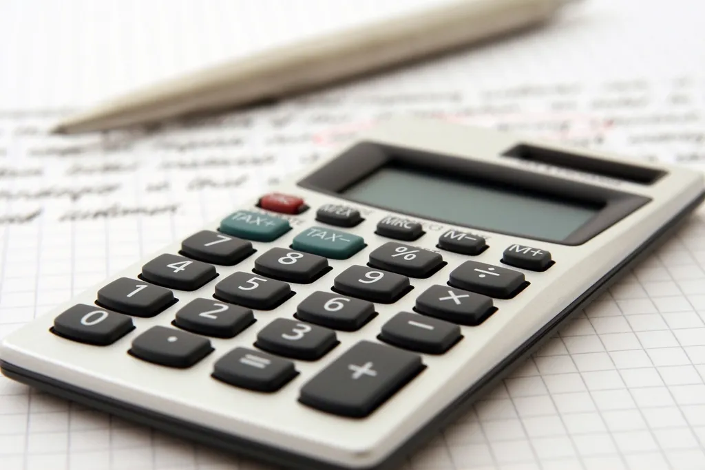 Calculadora y lápiz sobre unos papeles