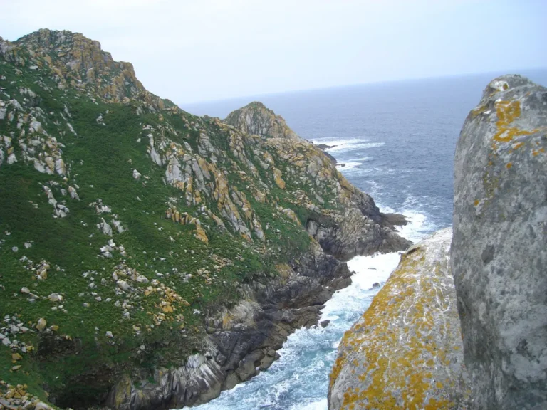 Acantilados de las islas Cíes, frente a Vigo