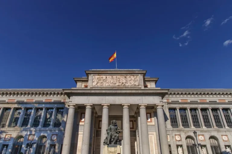 Edificio institucional con banderas