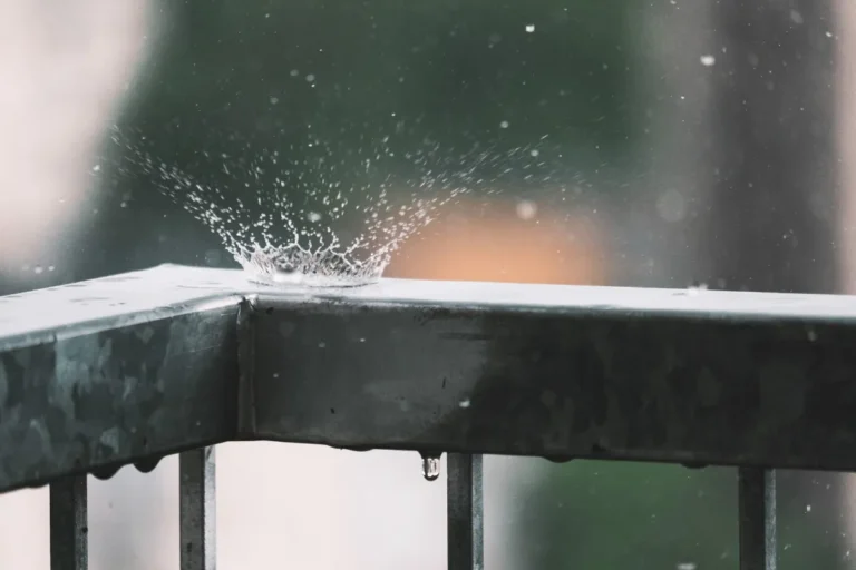 Chorro de agua sobre una superficie