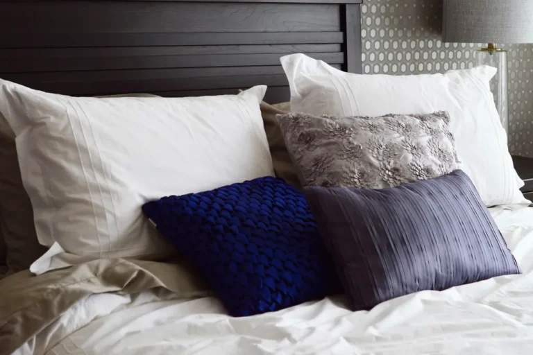 Cama con almohadas y cojines