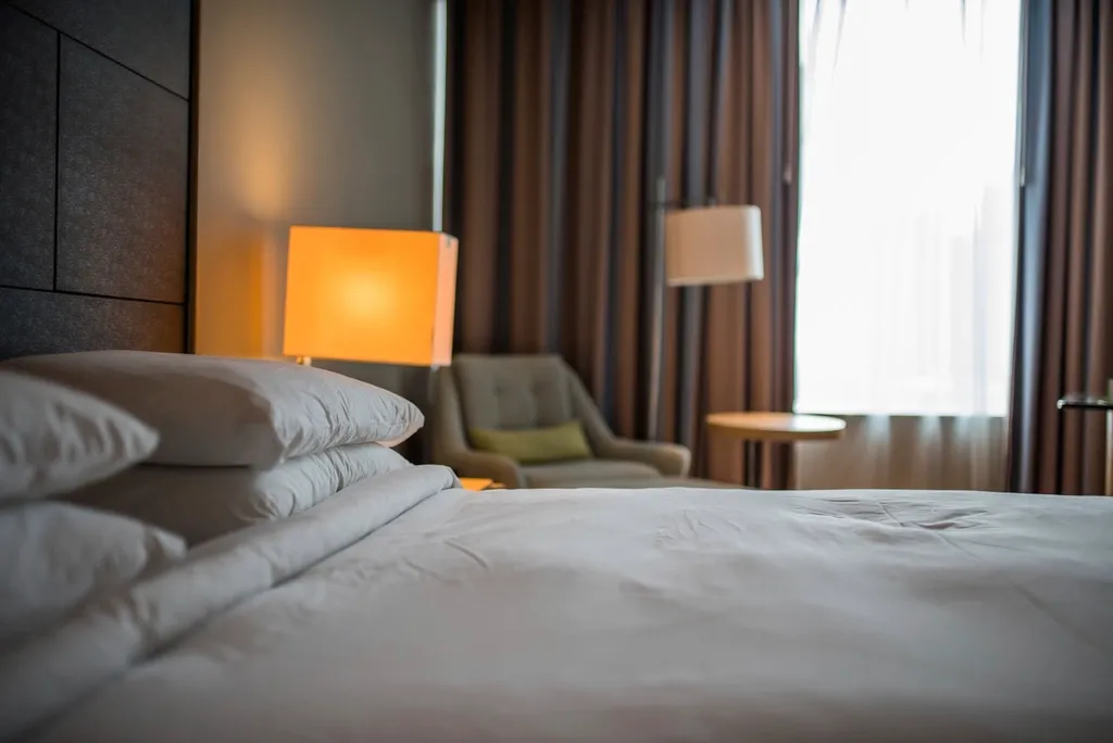 Cama de una habitación de hotel