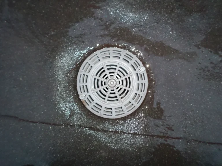 Tapa de alcantarilla en la calle