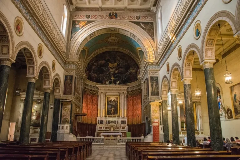 Interior de una iglesia con retablo