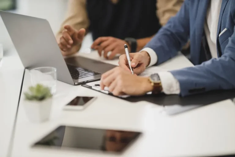 Reunión de trabajo con documentos y portátiles