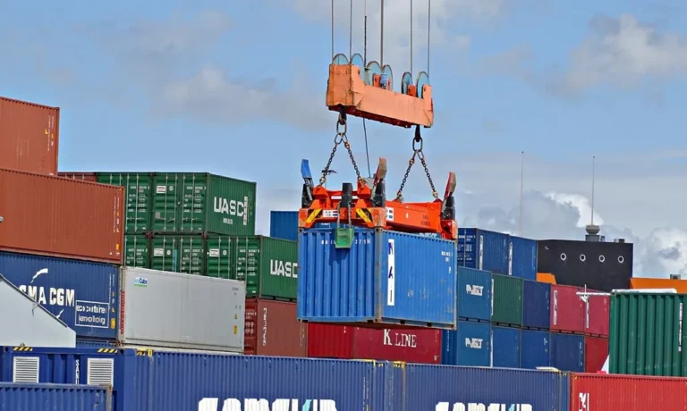 Contenedores de carga en un puerto