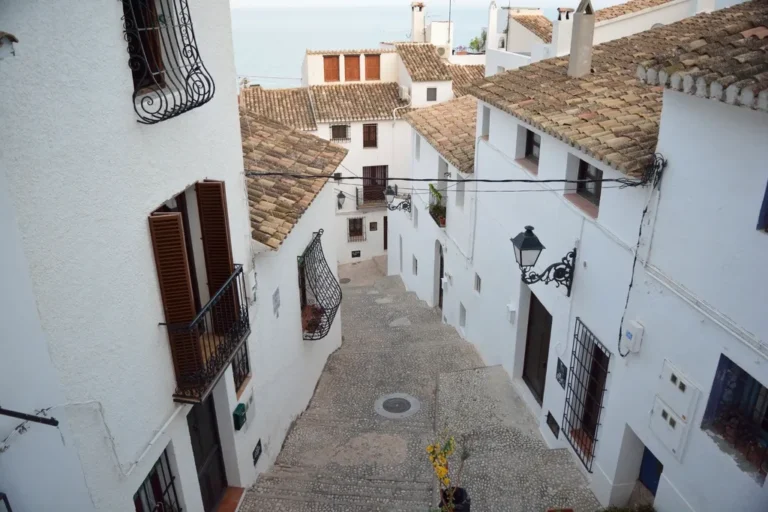 Calle estrecha de un casco antiguo en España