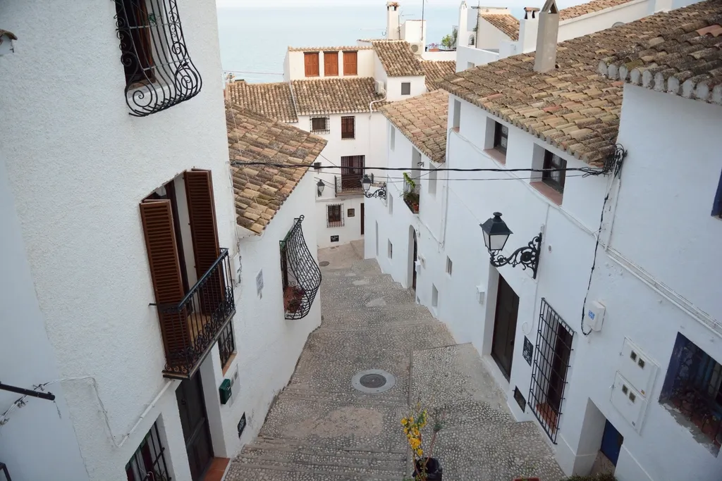 Calle estrecha de un casco antiguo en España