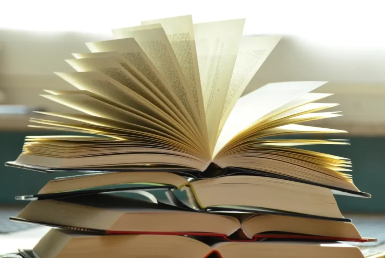 Libro abierto sobre una mesa