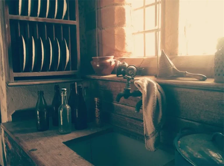 Fregadero de cocina junto a una ventana