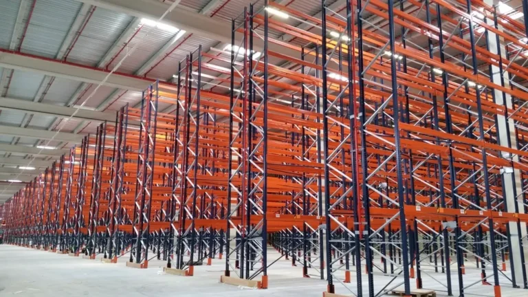 Almacén logístico con estanterías