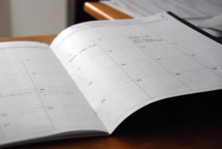Agenda abierta sobre una mesa