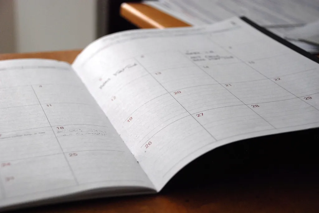Agenda abierta sobre una mesa
