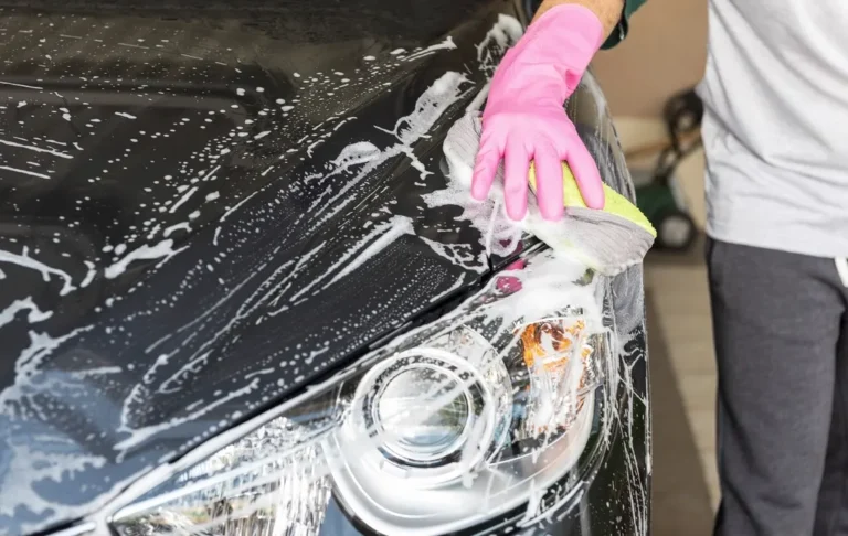 Lavado a mano de un coche
