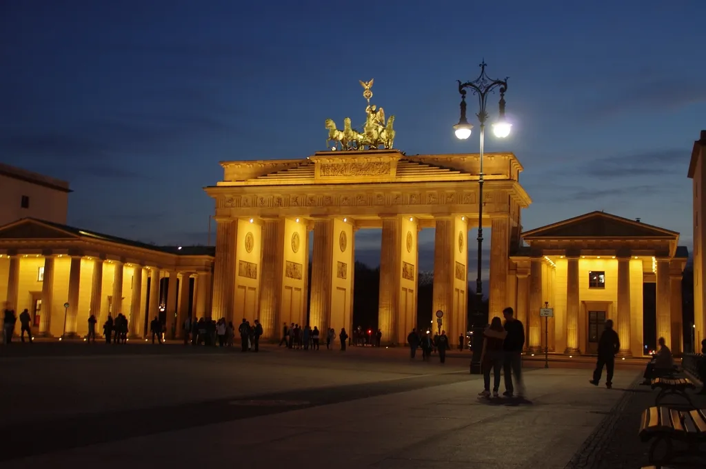 Puerta de Brandeburgo de Berlín al anochecer