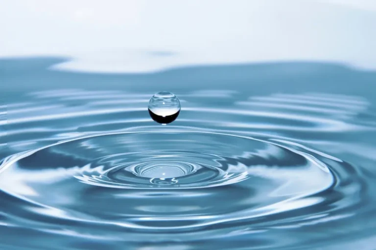 Gota de agua formando ondas