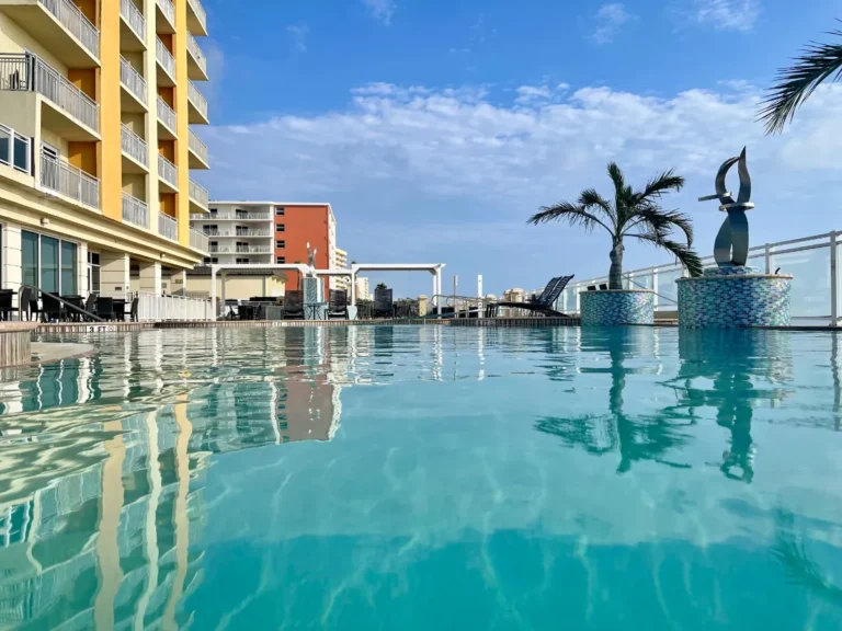 Piscina de un hotel con palmeras
