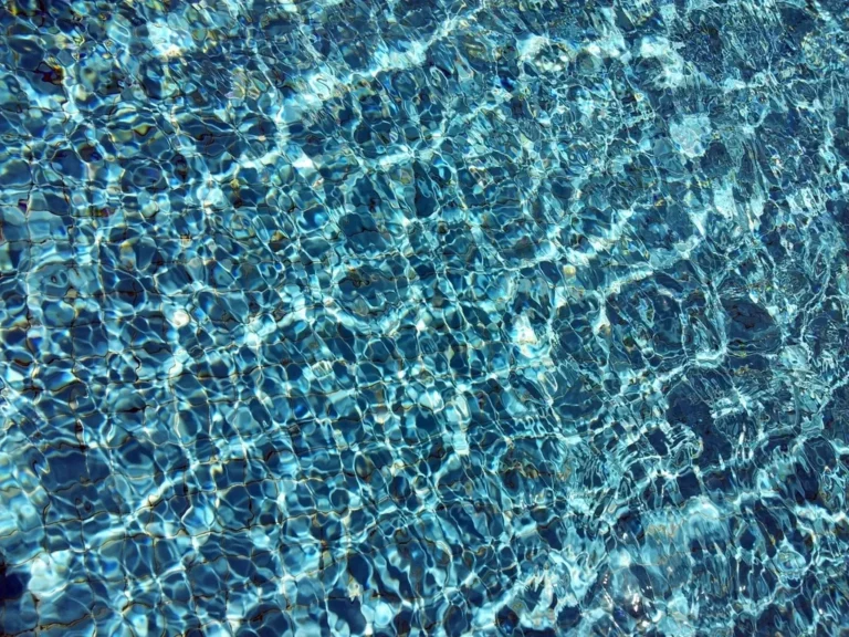 Agua cristalina de una piscina