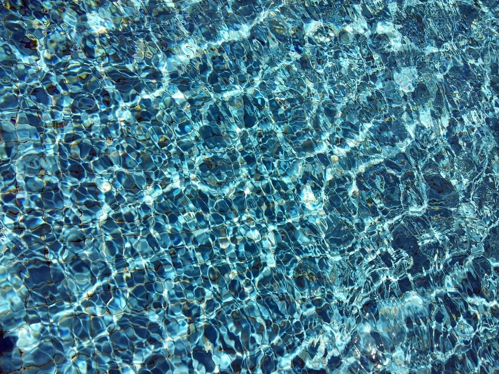 Agua cristalina de una piscina