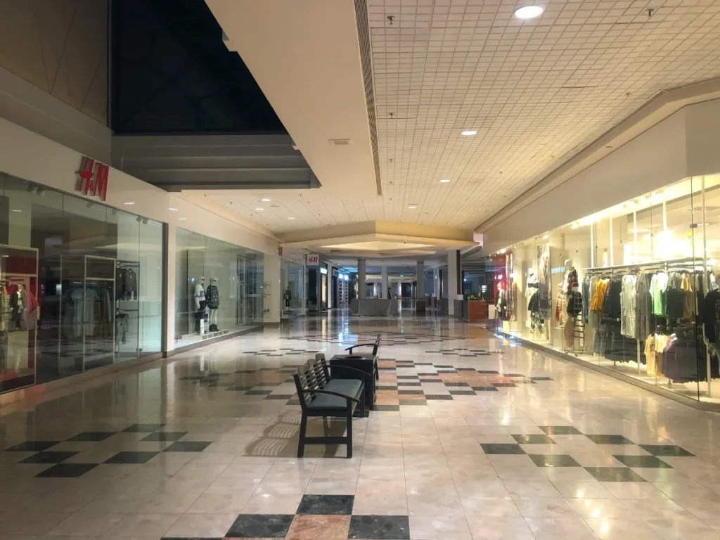 Centro comercial vacío con suelo brillante