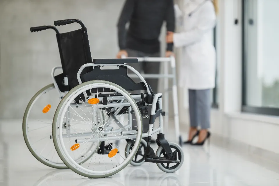 Silla de ruedas en el pasillo de un hospital