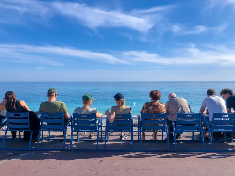 Personas en un paseo marítimo junto al mar