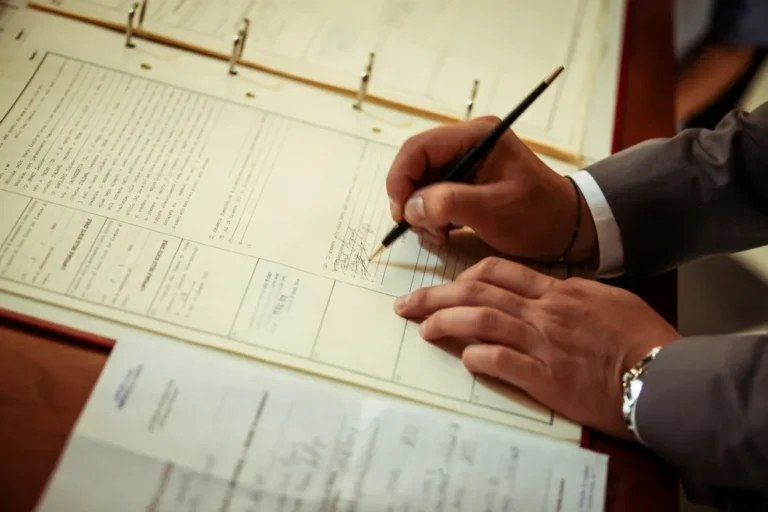 Mano firmando un contrato