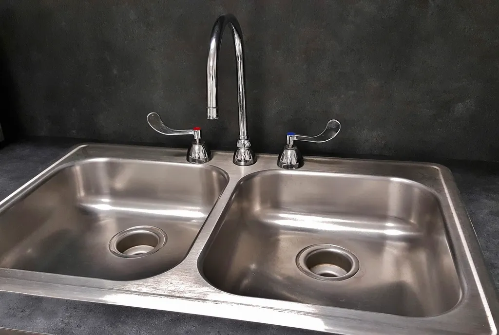 Fregadero de acero inoxidable en una cocina