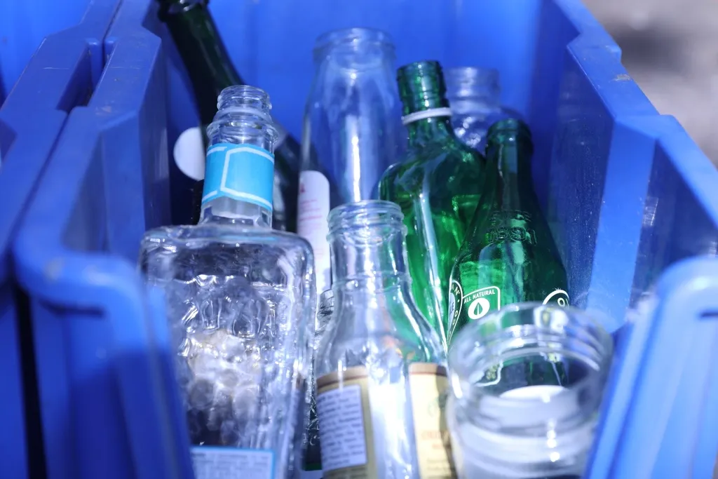 Botellas de vidrio en contenedores de reciclaje