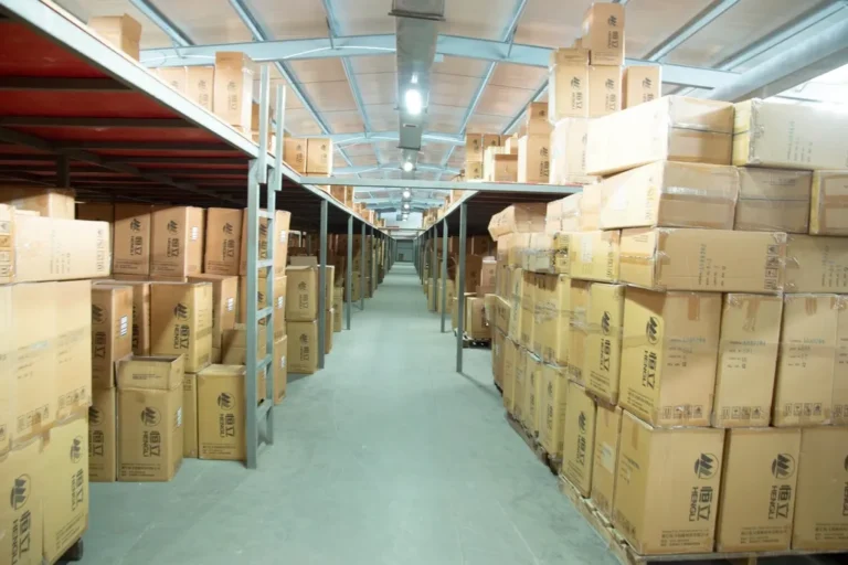 Cajas en las estanterías de un almacén