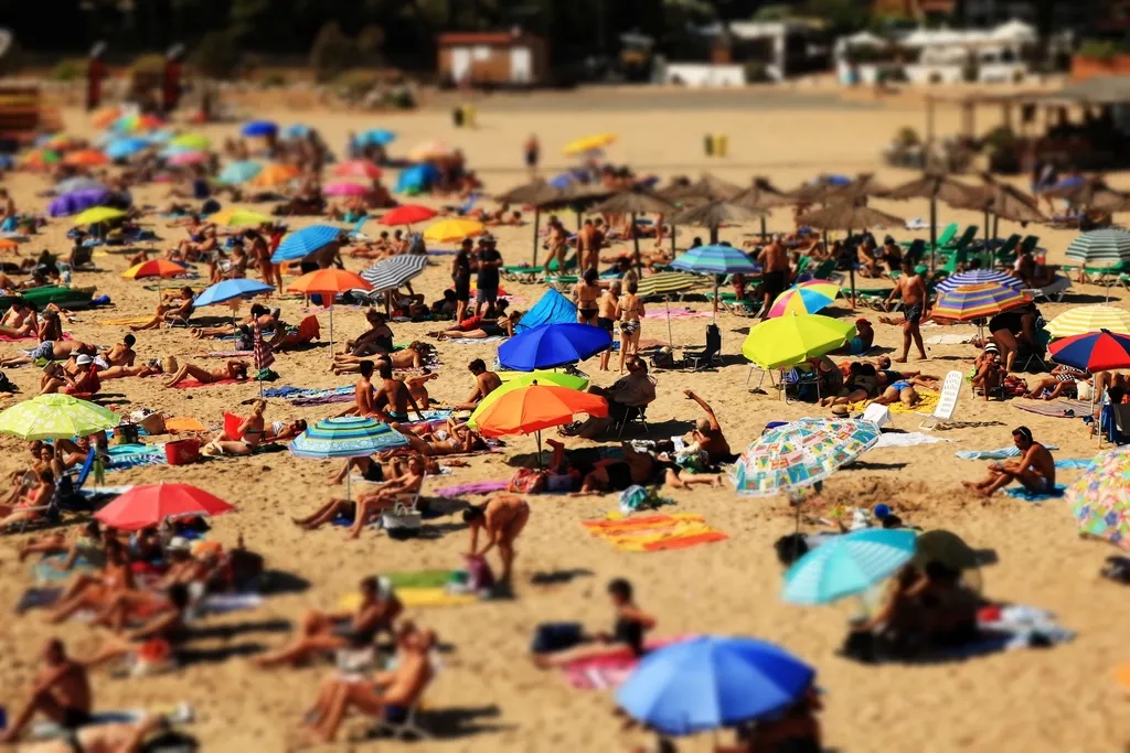 Playa llena de turistas