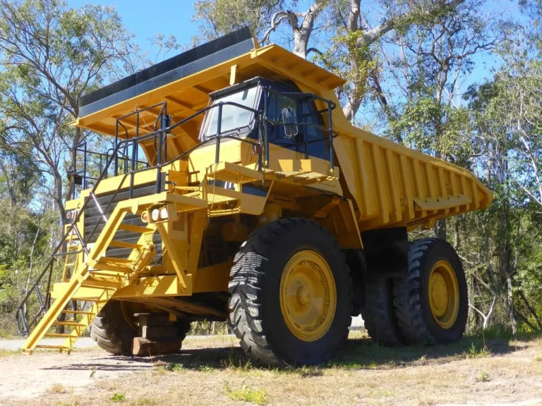 Camión volquete amarillo de gran tamaño