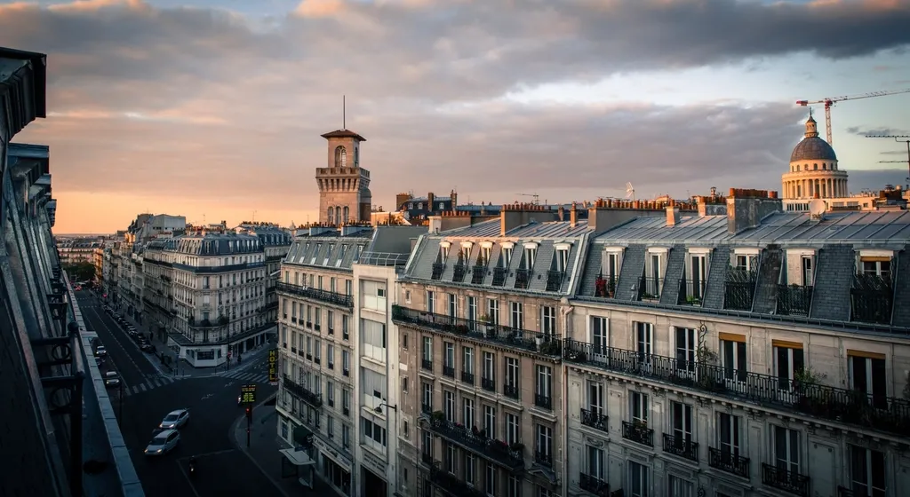 Vista de tejados de París al atardecer