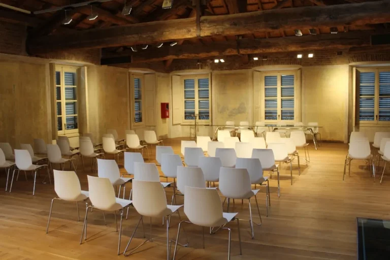 Sala de reuniones preparada para un encuentro